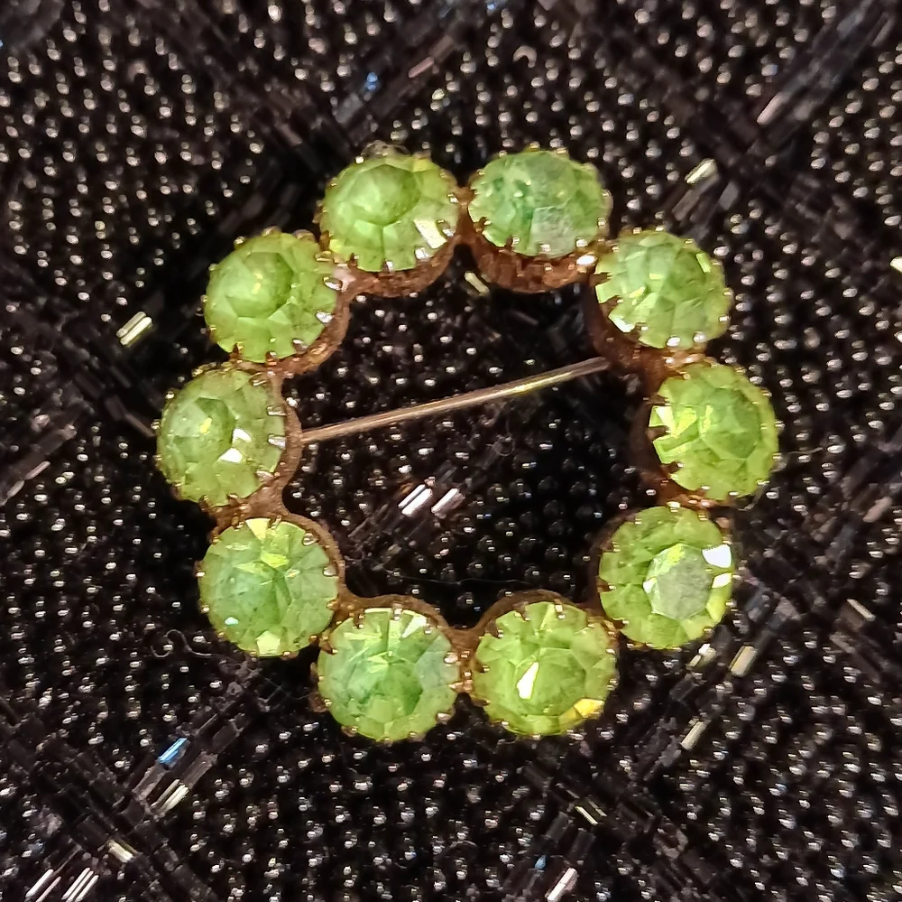 Vintage rhinestone 10 stone light green wreath shaped brooch. - Picture 8 of 13